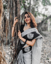 Load image into Gallery viewer, Kala Niketan Handloom Silk Saree