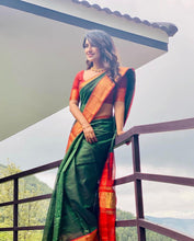 Load image into Gallery viewer, Kala Niketan Gorgeous Green Silk Kanchipuram Jacquard Saree