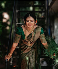 Load image into Gallery viewer, Kala Niketan Captivating Green Kanchipuram Soft Silk Saree With Blouse