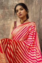 Load image into Gallery viewer, Kala Niketan Red Color Pure Heavy Banarasi Silk Saree With Rich Pallu With Slanting Line All Over Saree