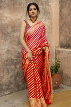 Load image into Gallery viewer, Kala Niketan Red Color Pure Heavy Banarasi Silk Saree With Rich Pallu With Slanting Line All Over Saree