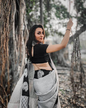 Load image into Gallery viewer, Kala Niketan Handloom Silk Saree