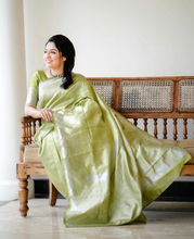 Load image into Gallery viewer, Kala Niketan Kyra Archaic Traditional Kanchi Soft Silk Sari With Attached Blouse
