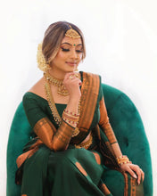 Load image into Gallery viewer, Kala Niketan Green Soft Banarasi Silk Saree With Imaginative Blouse Piece

