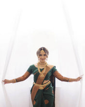 Load image into Gallery viewer, Kala Niketan Green Soft Banarasi Silk Saree With Imaginative Blouse Piece
